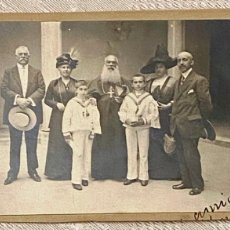 Postales: FOTOGRAFIA DE FAMILIA CON RELIGIOSO EN TANGER, AÑO 1911, MIDE 11,8 X 8,6 CMS.. Lote 401624414
