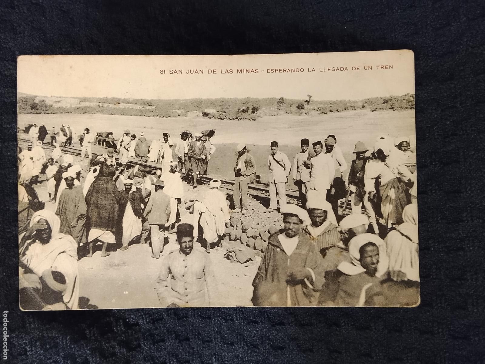 Postales: SAN JUAN DE LAS MINAS - ESPERANDO LA LLEGADA DE UN TREN -SELLO MELILLA...- POSTAL ANTIGUA -(115.411)