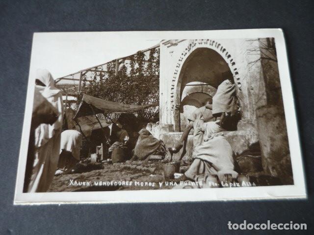 Postales: XAUEN MARRUECOS VENDEDORES MOROS Y UNA FUENTE