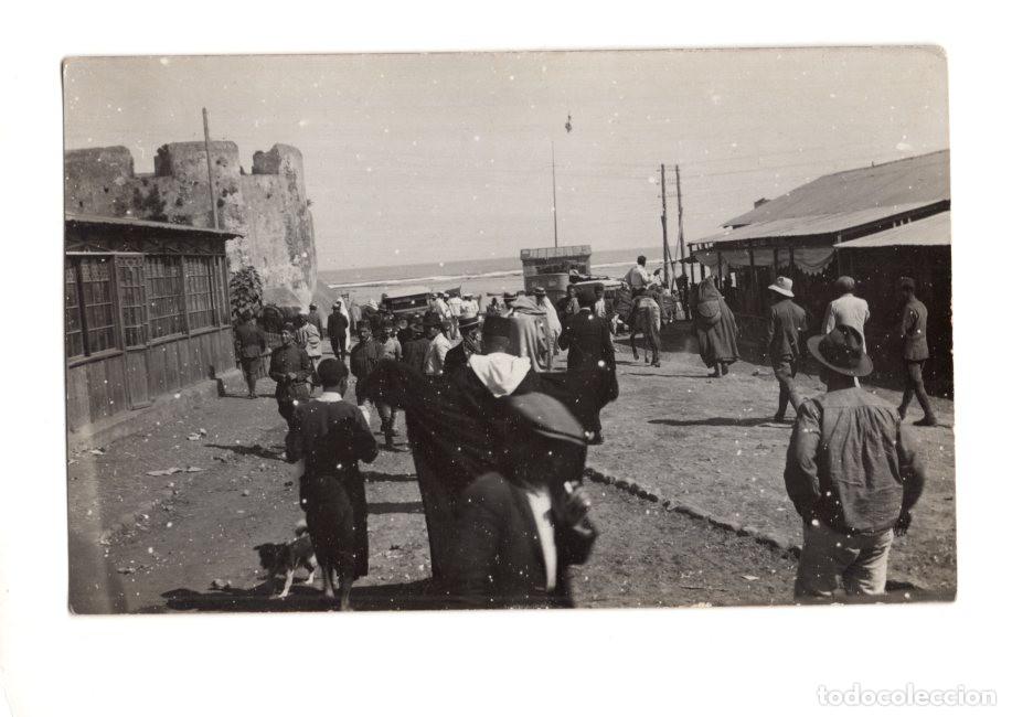 Postales: ESCENA COTIDIANA EN LA CALLE DE LA MENINA EN XAUEN. DURANTE EL PERIODO DEL PROTECTORADO ESPA&Ntilde;OL.