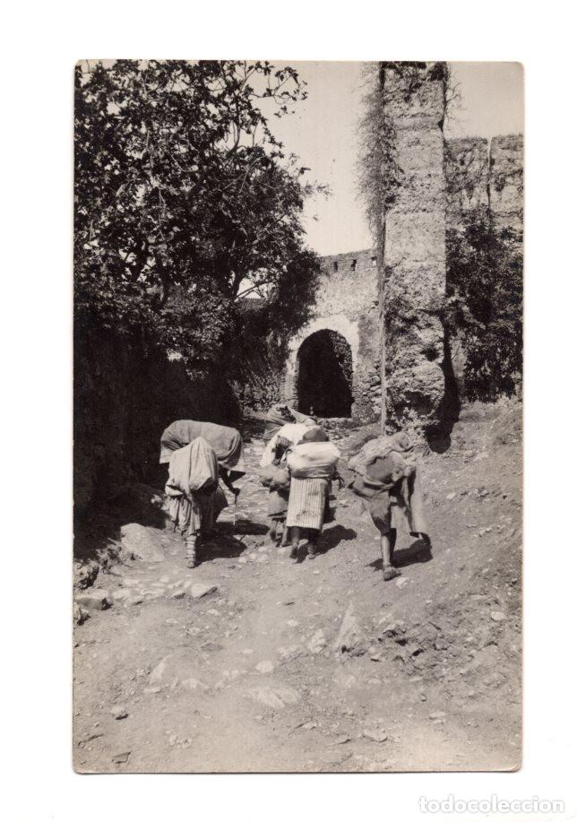 Postales: CAMINO DE TIERRA QUE CONDUCE A UNA ESTRUCTURA DE ARCO DE PIEDRA, PUERTA CIUDAD EN T&Aacute;NGER, MARRUECOS