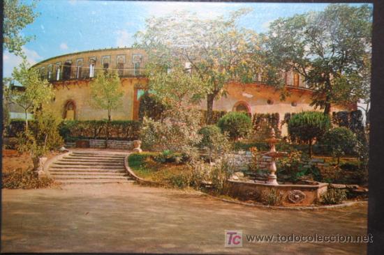 Cartoline: Postal de tema taurino. Almendralejo (Badajoz). Vista parcial del Parque y Plaza deToros.