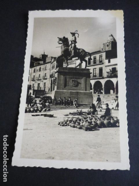 Postcards: TRUJILLO CACERES PLAZA MAYOR Y ESTATUA DE PIZARRO ED ARRIBAS N&ordm; 52