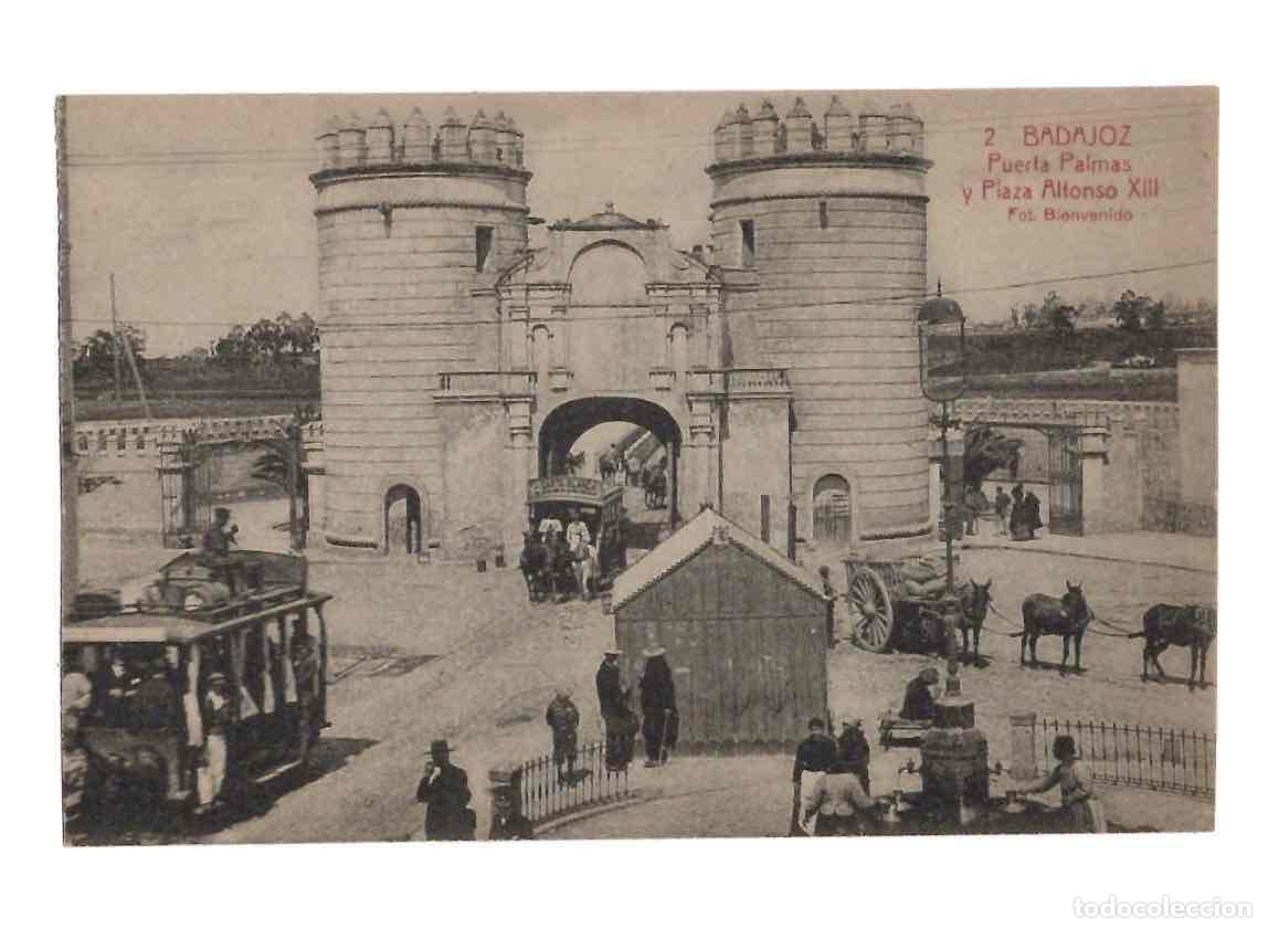 Postales: TARJETA POSTAL BADAJOZ 2 PUERTA PALMAS Y PLAZA ALFONSO XIII. FOT. BIENVENIDO