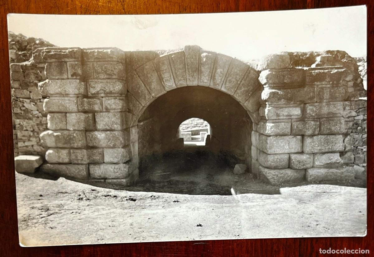 Postales: Foto postal de M&eacute;rida. Puerta de entrada al Anfiteatro romano. Heliotipia Art&iacute;stica espa&ntilde;ola 8. Circ