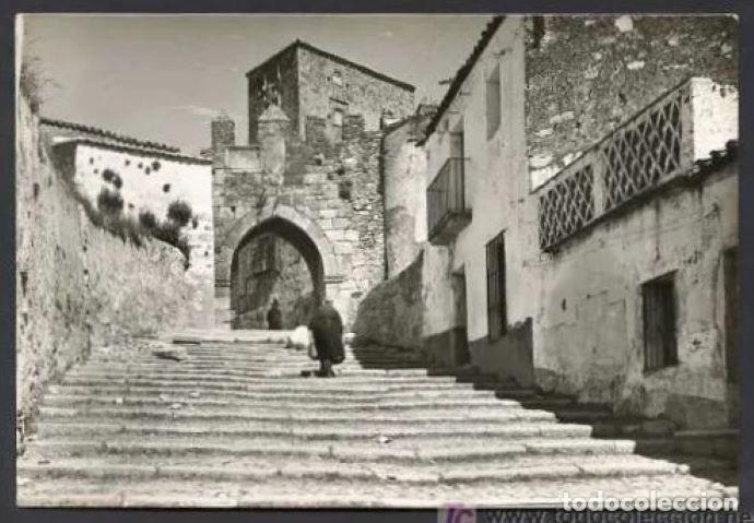 Postales: Trujillo *Cuesta y Arco de San Andr&eacute;s* Ed. Arribas n&ordm; 1018. Nueva.
