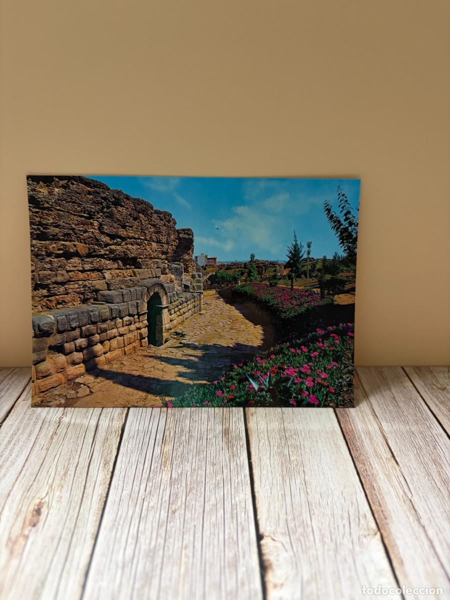 Postales: TARJETA POSTAL. MERIDA. 93.- TEATRO ROMANO. FACHADA POSTERIO Y CALLE. EDICIONES ARRIBAS.