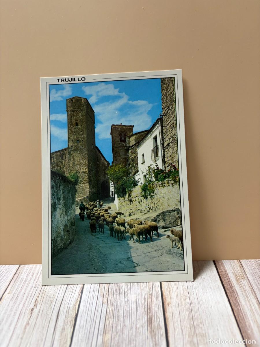 Postales: TARJETA POSTAL. C&Aacute;CERES. 29.- TRUJILLO. ARCO DE SANTIAGO Y PALACIO DE CHAVES. EDICIONES ARRIBAS