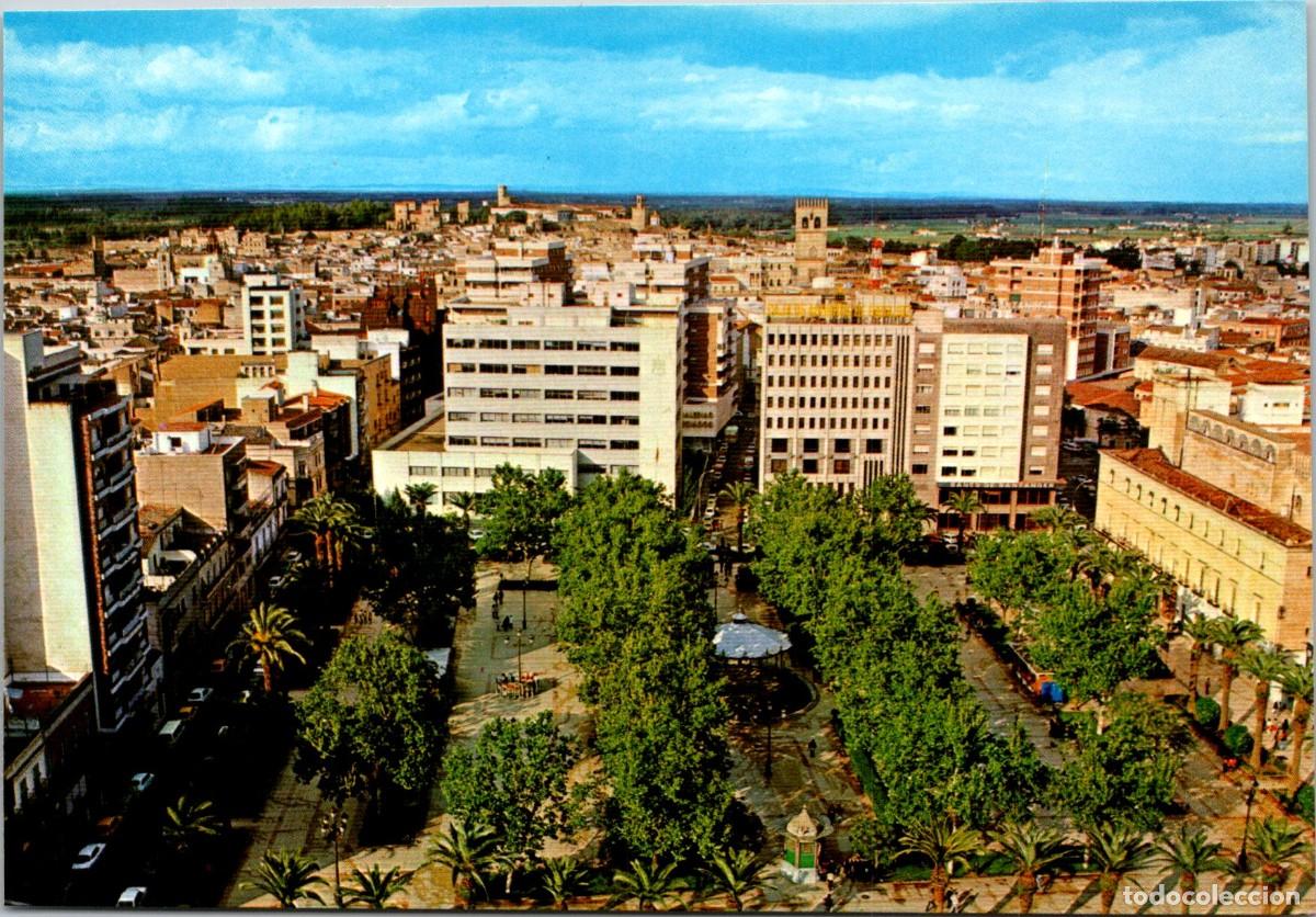 Postales: Badajoz - Vista parcial y Paseo General Franco -Francisco Navarro Ortiz -Banco de Santander- In&eacute;dita
