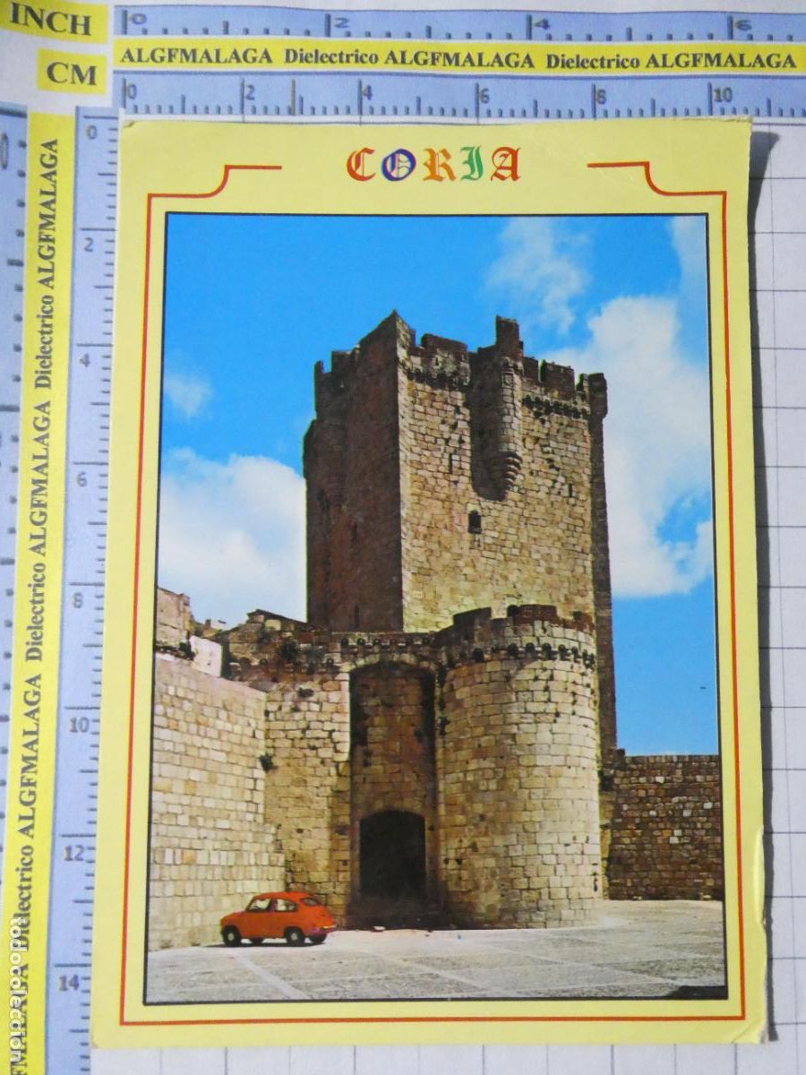 Postales: POSTAL DE C&Aacute;CERES. A&Ntilde;O 1982. CORIA CASTILLO PLAZA DE LA CABA SEAT 600 ROJO. 21 ARRIBAS. 1523