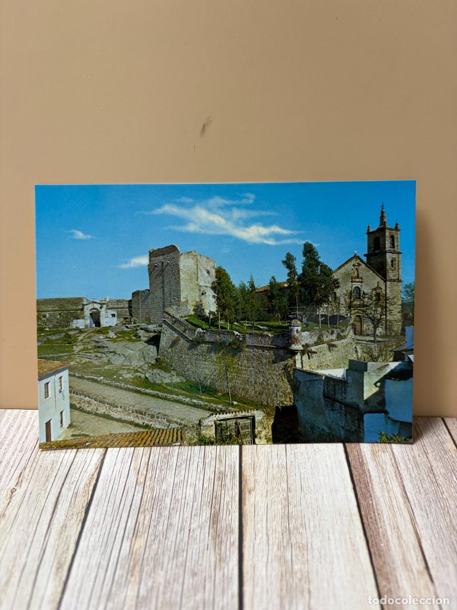Postales: TARJETA POSTAL. C&Aacute;CERES. 2001.- VALENCIA DE ALCANTARA. CASTILLO E IGLESIA ARCIPESTRAL DE ROCAMADOR