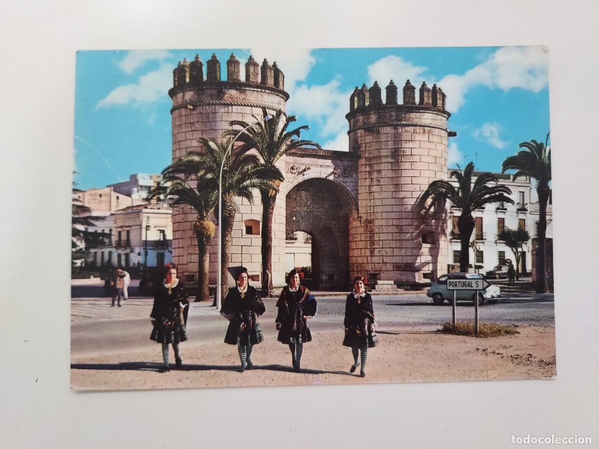 Postales: POSTAL BADAJOZ PUERTA DE PALMAS. 1969. SIN CIRCULAR. GRUPO MUJERES TRAJE REGIONAL
