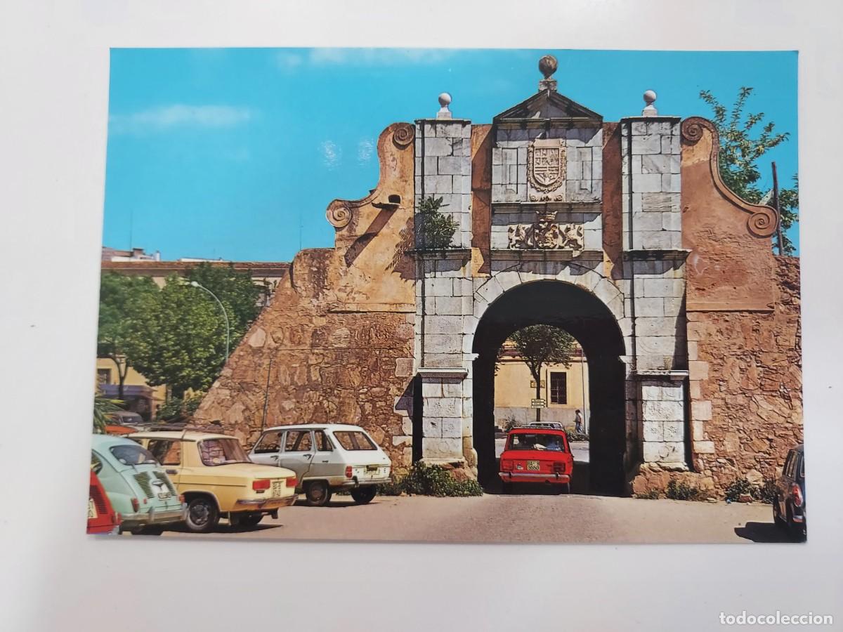 Postales: POSTAL BADAJOZ PUERTA PILAR. 1977. SIN CIRCULAR. RENAULT 8