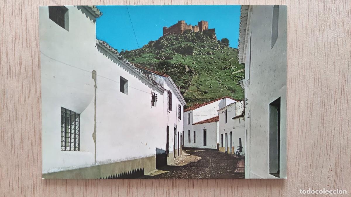 Postales: POSTAL BURGUILLOS DEL CERRO BADAJOZ CALLE JOSE SANTA LUCIA Y AMAYA AL FONDO EL CASTILLO