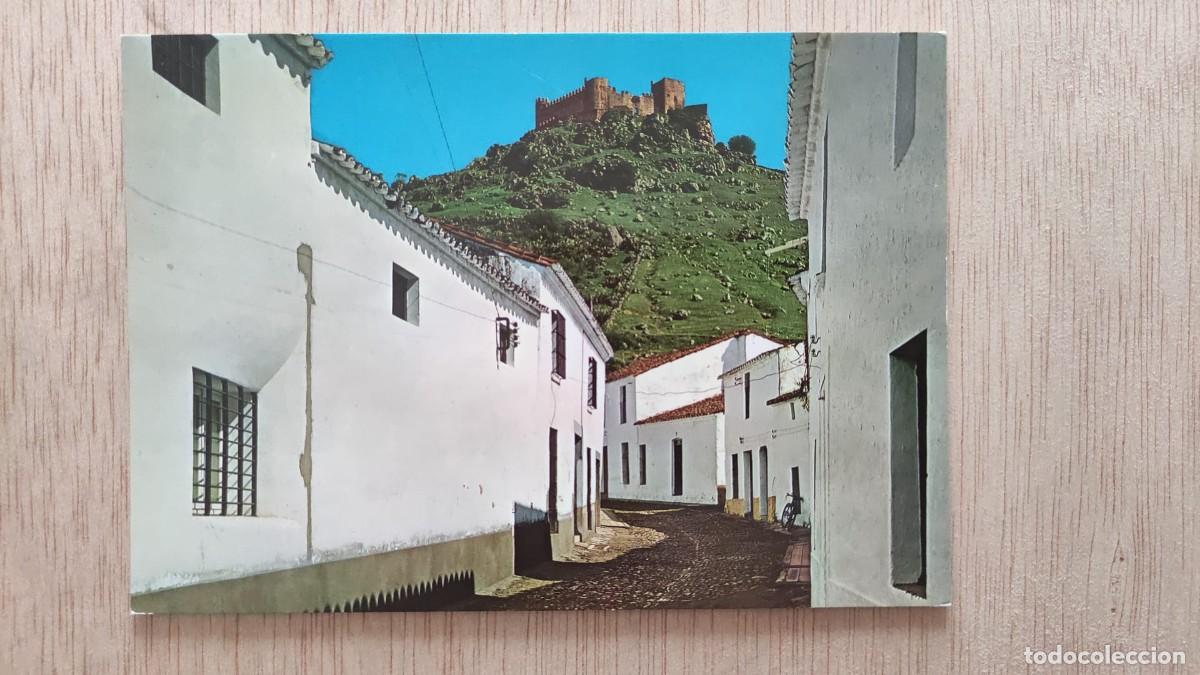 Postales: POSTAL BURGUILLOS DEL CERRO BADAJOZ CALLE JOSE SANTA LUCIA Y AMAYA AL FONDO EL CASTILLO