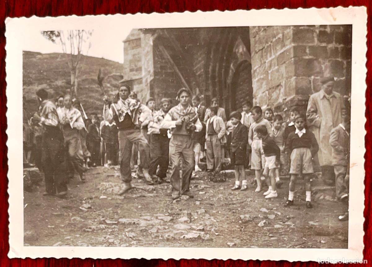 Postales: ANTIGUA FOTOGRAFIA DE TRUJILLO (CACERES) FIESTA A LA SALIDA DE LA IGLESIA, MIDE 9 X 6,2 CMS.