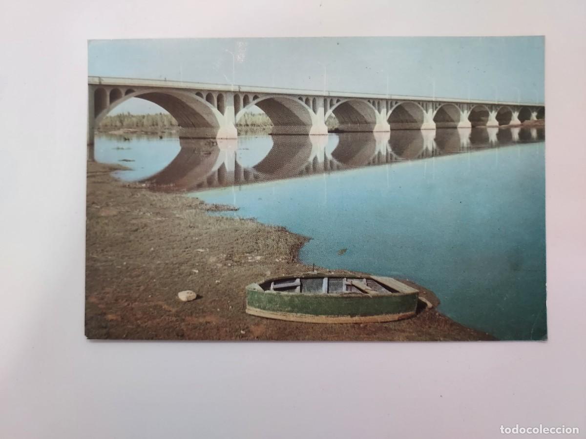 Postales: POSTAL BADAJOZ PUENTE NUEVO. 1961. CIRCULADA. MATASELLOS ESTACION. HELIOTIPIA 13 VERSION COLOR