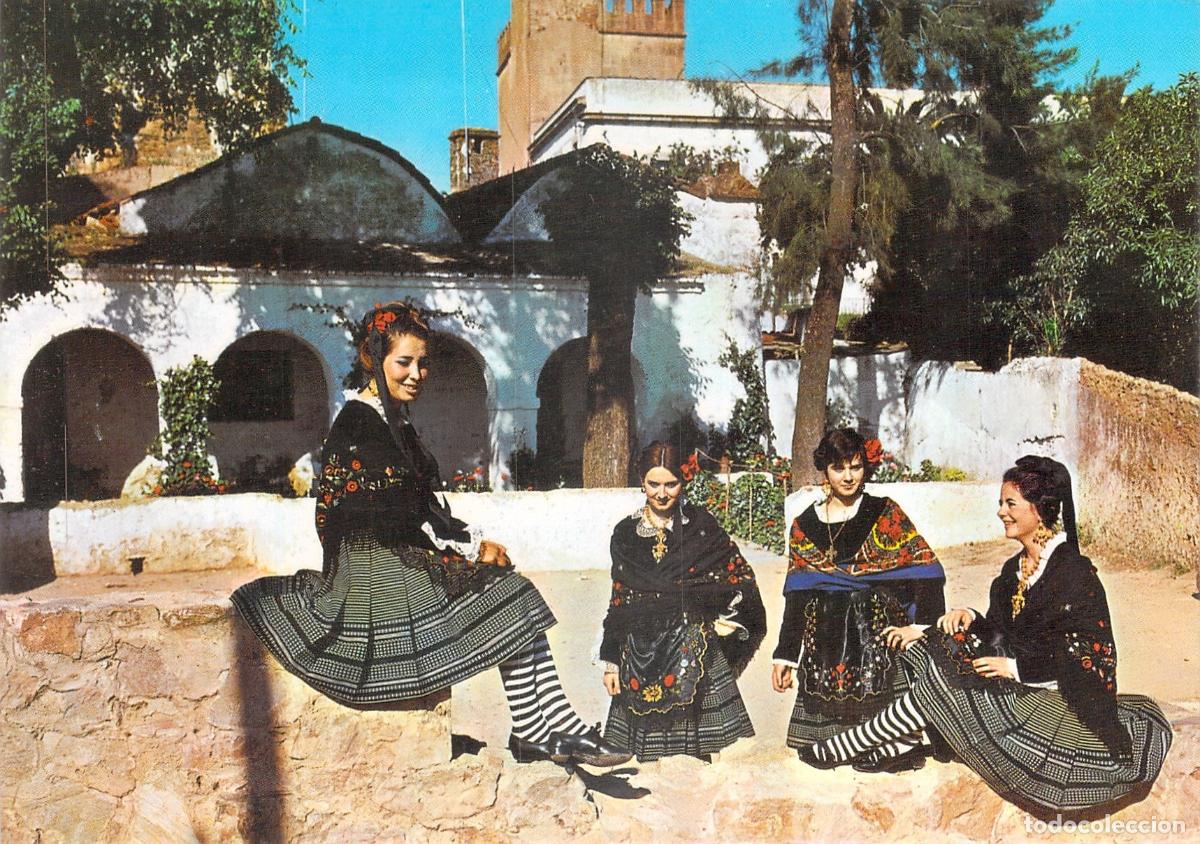Postales: Postal de Badajoz con Alcazaba y grupo con trajes t&iacute;picos