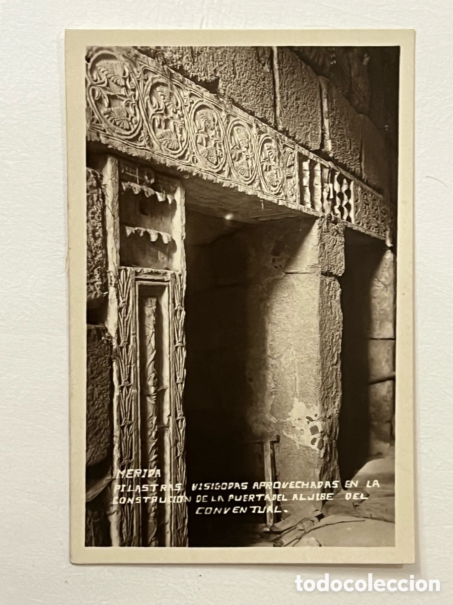 Cartoline: M&Eacute;RIDA (Badajoz) Postal fotogr&aacute;fica. Pilastras visigodas aprovechadas .. sin datos editor (h.1930?)