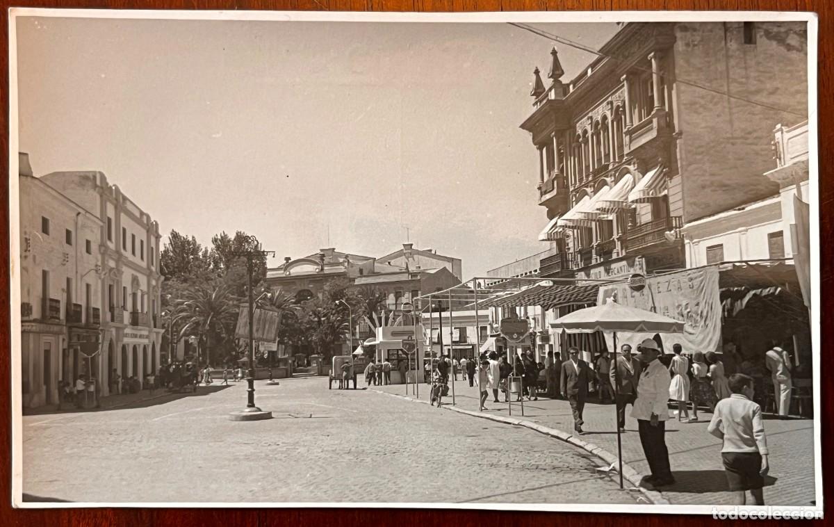 Postales: ALMENDRALEJO BADAJOZ ANTIGUA POSTAL FOTOGR&Aacute;FICA CALLE GENERAL PRIMO DE RIVERA COMERCIOS Y GENTE A&Ntilde;OS