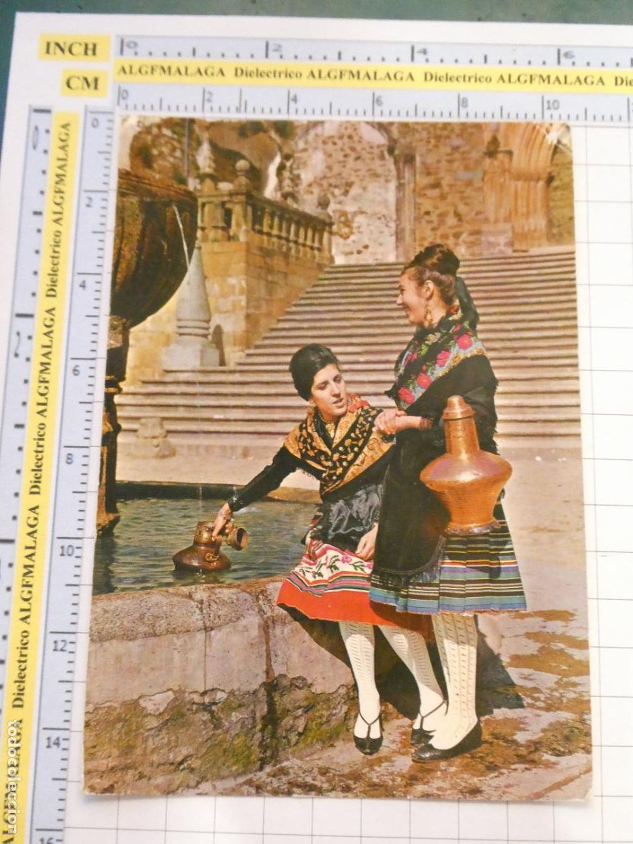 Postales: POSTAL DE C&Aacute;CERES. A&Ntilde;O 1964. GUADALUPE MUJERES J&Oacute;VENES CON TRAJES T&Iacute;PICOS FUENTE PLAZA 17 GARRA. 554
