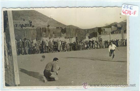 Sports collectibles: (4618-F)FOTOGRAFIA CAMPO FUTBOL SALLENT CONTRA EL GAVA 6-FEBRERO-1949 (13 X 8,5 CM.)