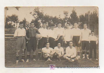 Sports collectibles: POSTAL FOTOGR&Aacute;FICA DE UN EQUIPO DE FUTBOL.