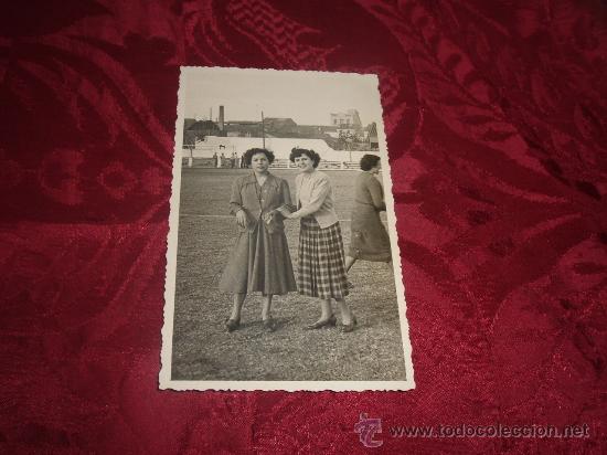 Collectionnisme sportif: Fotografia mujeres dentro del cesped de campo de futbol,Patricio Valls fotografo-Granollers