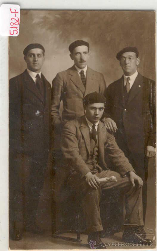 Colecionismo desportivo: (5182-F)POSTAL FOTOGRAFICA DE EDUARDO REGUERA JUGADOR DEL F.C.BARCELONA,DE PAISANO JUNTO AMIGOS