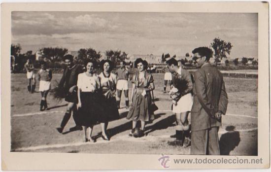 Collezionismo sportivo: Damas de honor y jugadores en el centro del terreno de juego con copa 1949