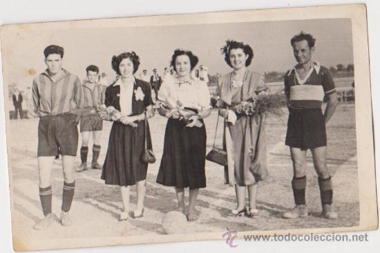 Collezionismo sportivo: Damas de honor y jugadores en el centro del terreno de juego con copa 1949