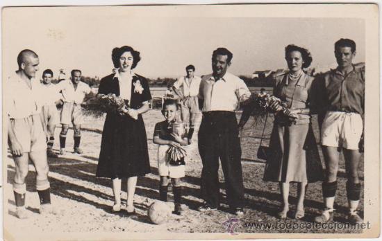 Sammelleidenschaft Sport: Damas de honor y jugadores en el centro del terreno de juego con copa 1949