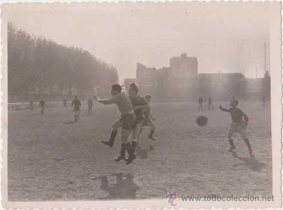 Collectionnisme sportif: Fotografia jugadores saltando por el balon,Distribuidora Fotografica-Barcelona
