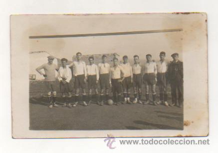 Sports collectibles: POSTAL FOTOGR&Aacute;FICA DE UN ANTIGUO EQUIPO DE FUTBOL DE CATALUNYA.
