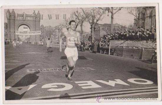 Coleccionismo deportivo: Fotografia atleta corriendo cerca del Arco de Triunfo-Barcelona enero 1956
