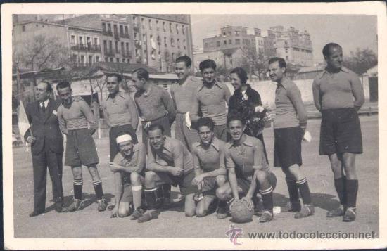 Collectionnisme sportif: MADRID.- ALINEACI&Oacute;N DE UN EQUIPO DE FUTBOL