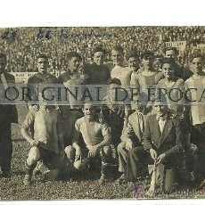 Coleccionismo deportivo: (F-436)POSTAL FOTOGRAFICA DEL EQUIPO FOOT-BALL F.C.BARCELONA HOMENAJE AL GRAN PORTERO PLATKO 1928