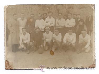 Sammelleidenschaft Sport: FOTO. FUTBOL. EQUIPO LOS VETERANOS DE LA SOLER. CAMPO MATARONESA. PARTIDO DE COSTILLADA. 8X11,5 CM.