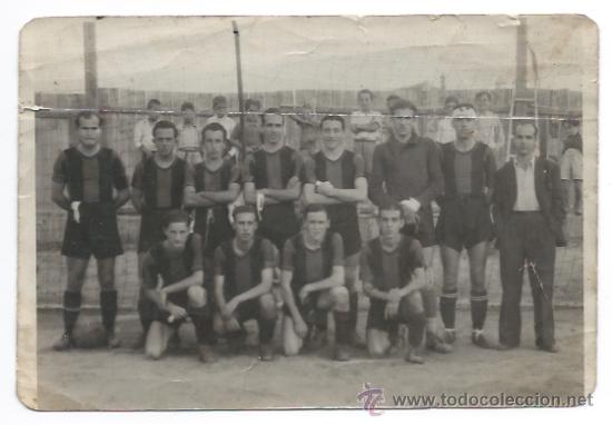 Sammelleidenschaft Sport: FOTO. FUTBOL. EQUIPO GANADOR, CON LA PE&Ntilde;A INIESTE PARTIDO DE COPA. 20/9/1940.