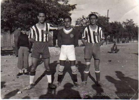 Coleccionismo deportivo: Fotografia 1943 Empatado a 2 club deportivo Liberti en el campo del Campana Club Herrero. Futbol.