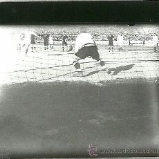 Coleccionismo deportivo: (ES-1219)FOOT-BALL,F.C.BARCELONA DURANTE UN PARTIDO,CAMPO DE LAS CORTS,ALCANTARA. Lote 53336627