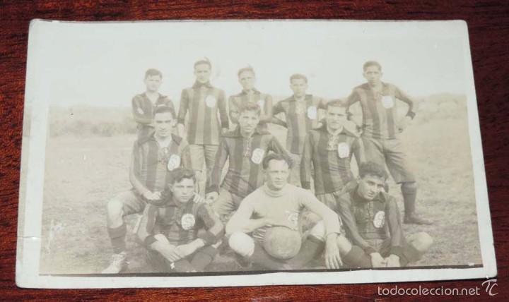 Collectionnisme sportif: FOTOGRAFIA DE EQUIPO DE FUTBOL, A&Ntilde;OS 20, EN EL ESCUDO PARECE QUE PONE EN LAS SIGLAS SC, TAMA&Ntilde;O POSTA