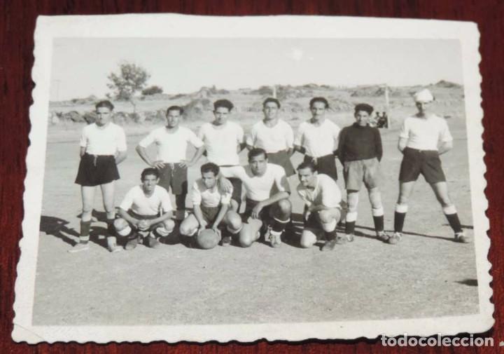 Collectionnisme sportif: FOTOGRAFIA DE EQUIPO DE FUTBOL, A&Ntilde;OS 30/40, AFICIONADOS, POSIBLEMENTE EN UN CAMPO, ESTADIO DE MADRID