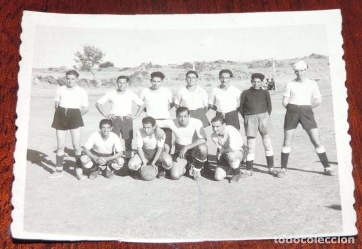 Collectionnisme sportif: FOTOGRAFIA DE EQUIPO DE FUTBOL, A&Ntilde;OS 30/40, AFICIONADOS, POSIBLEMENTE EN UN CAMPO, ESTADIO DE MADRID