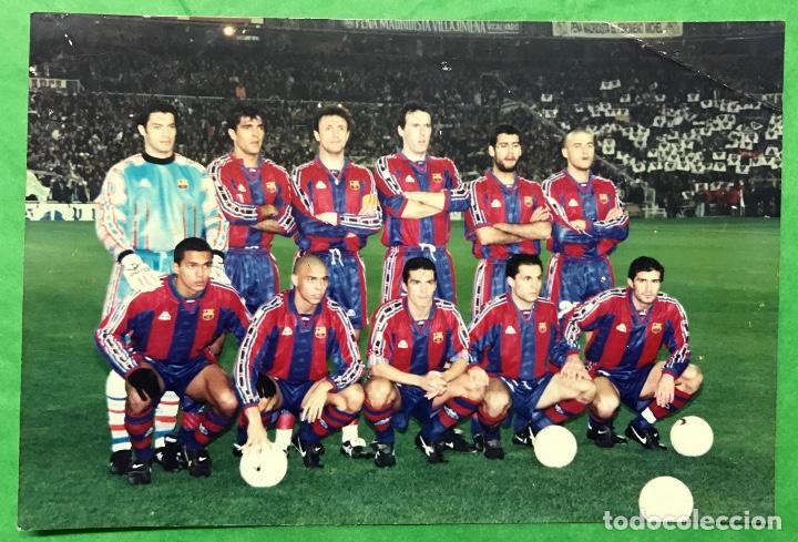 Colecionismo desportivo: F&uacute;tbol Club Barcelona - fotograf&iacute;a en el Santiago Bernab&eacute;u - A&ntilde;o 1996 - Tama&ntilde;o postal