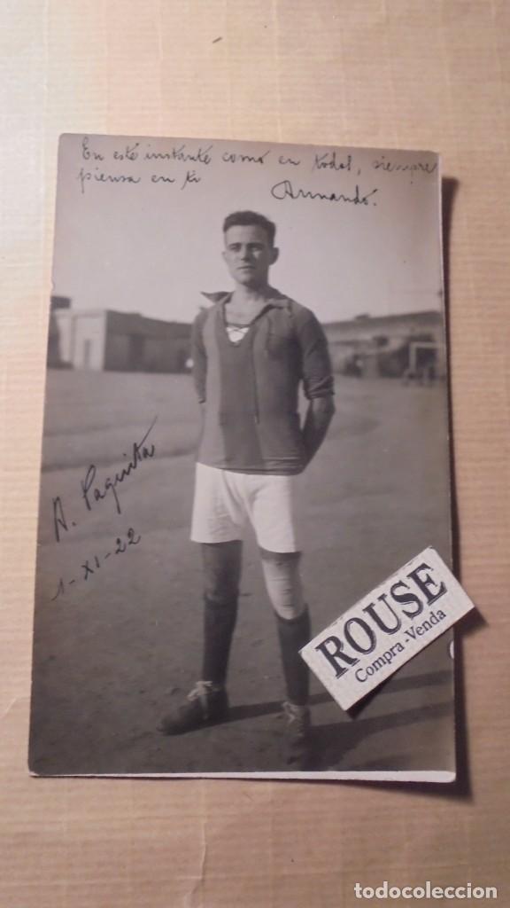Coleccionismo deportivo: ANTIGUA POSTAL - FOTOGRAFICA JUGADOR DE FUTBOL 2-XI-1922 FIRMADA POR ARMANDO F.C.B. ?????. 14x9 cm.