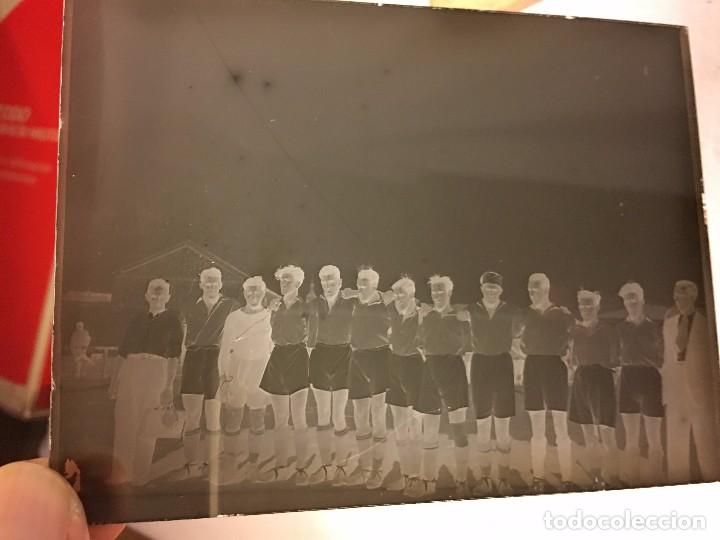 Sports collectibles: ANTIGUO NEGATIVO EN CRISTAL FOTOGRAFIA FUTBOL FUTBOLISTAS, A&Ntilde;OS 20