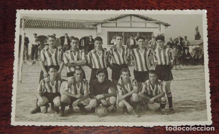 Collectionnisme sportif: FOTOGRAFIA DE CAMPO DE FUTBOL CON EQUIPO AMATEUR, DESCONOCEMOS PROCEDENCIA, TAMA&Ntilde;O POSTAL.