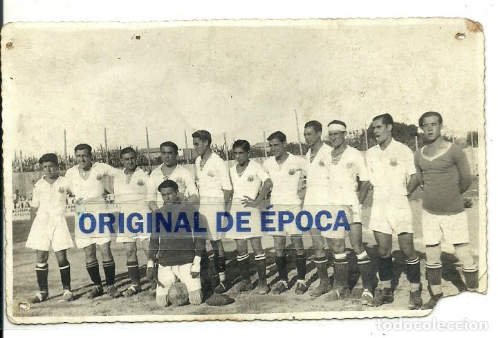 Sports collectibles: (F-180225)POSTAL FOTOGRAFICA DEL EQUIPO DE FUTBOL QUE SE ENFRENTO AL F.C.BARCELONA JUNIO 1933