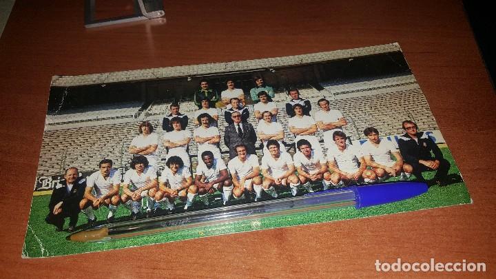 Coleccionismo deportivo: Postal de la plantilla del real madrid, a&ntilde;o de 1979, ed. Bergas, 21 x 11 cm.